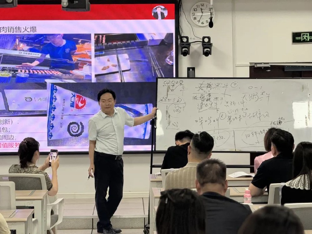 刘春华授课青岛企业家 | 搭建营销体系，助力企业腾飞