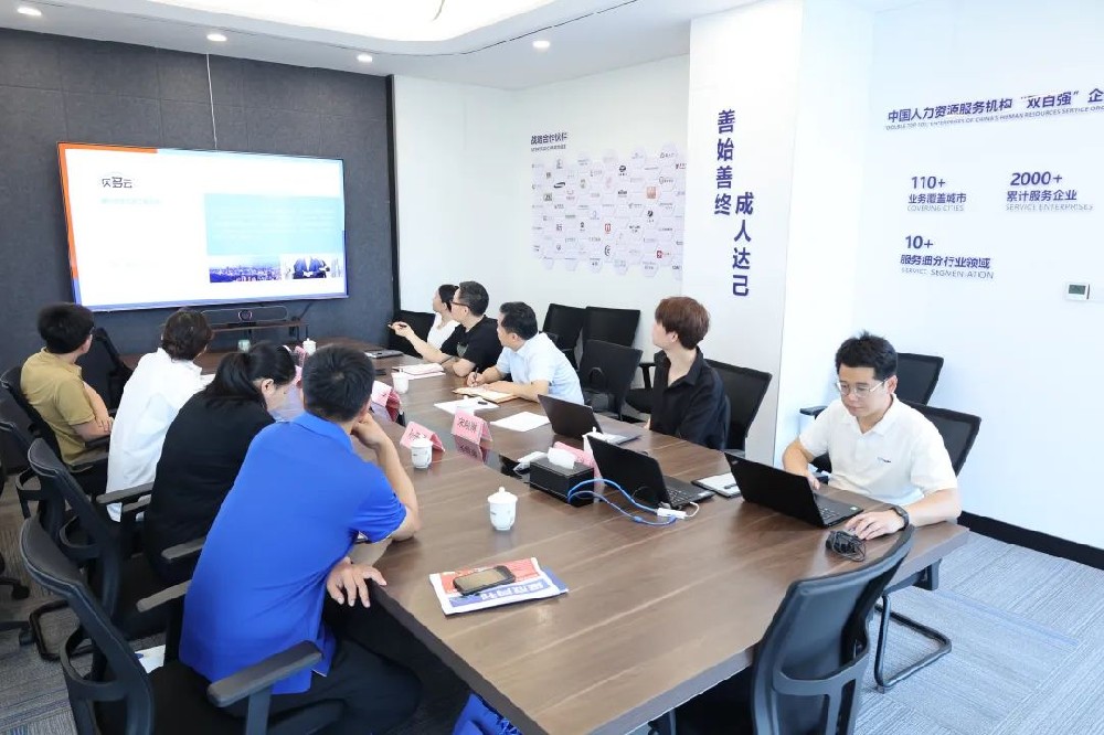 刘春华前往终成国际与青岛真情巴士集团相关领导举行会谈