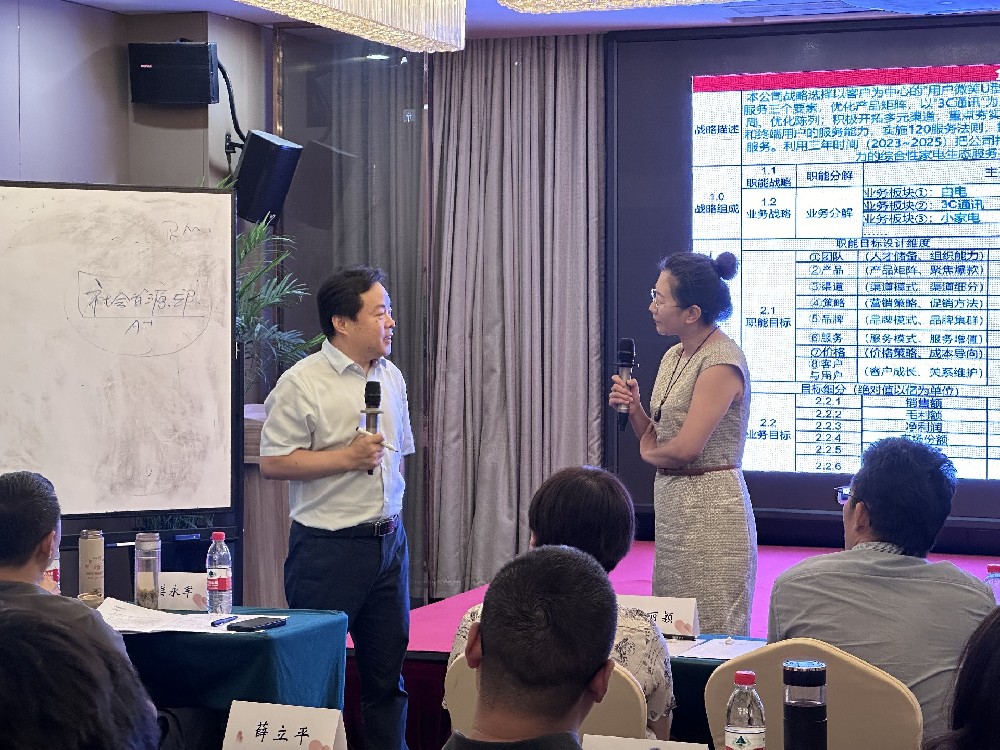 刘春华授课“冀有特色”品牌研修班 | 统筹区位优势，助力企业品牌建设