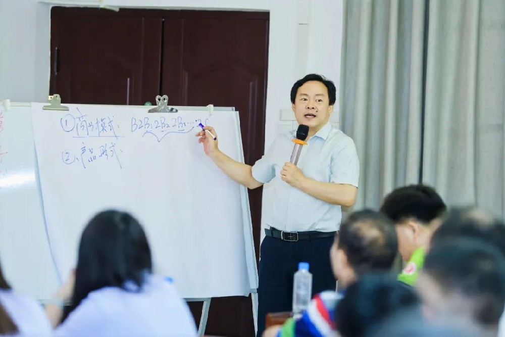 刘春华授课广西大学 |营销点燃企业生命线