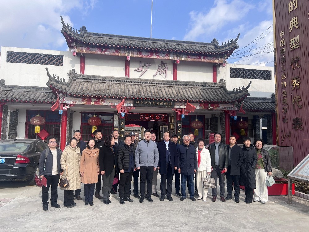 华商智业董事长刘春华和东营商会走进即墨妙府老酒：探寻传统工艺与现代管理的完美融合