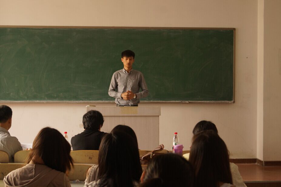 华商智业在青岛科技大学组织实习生面试