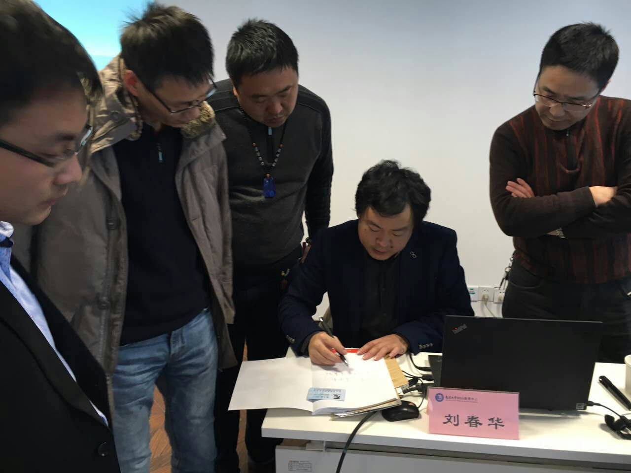 刘春华老师在南昌大学被人围堵？