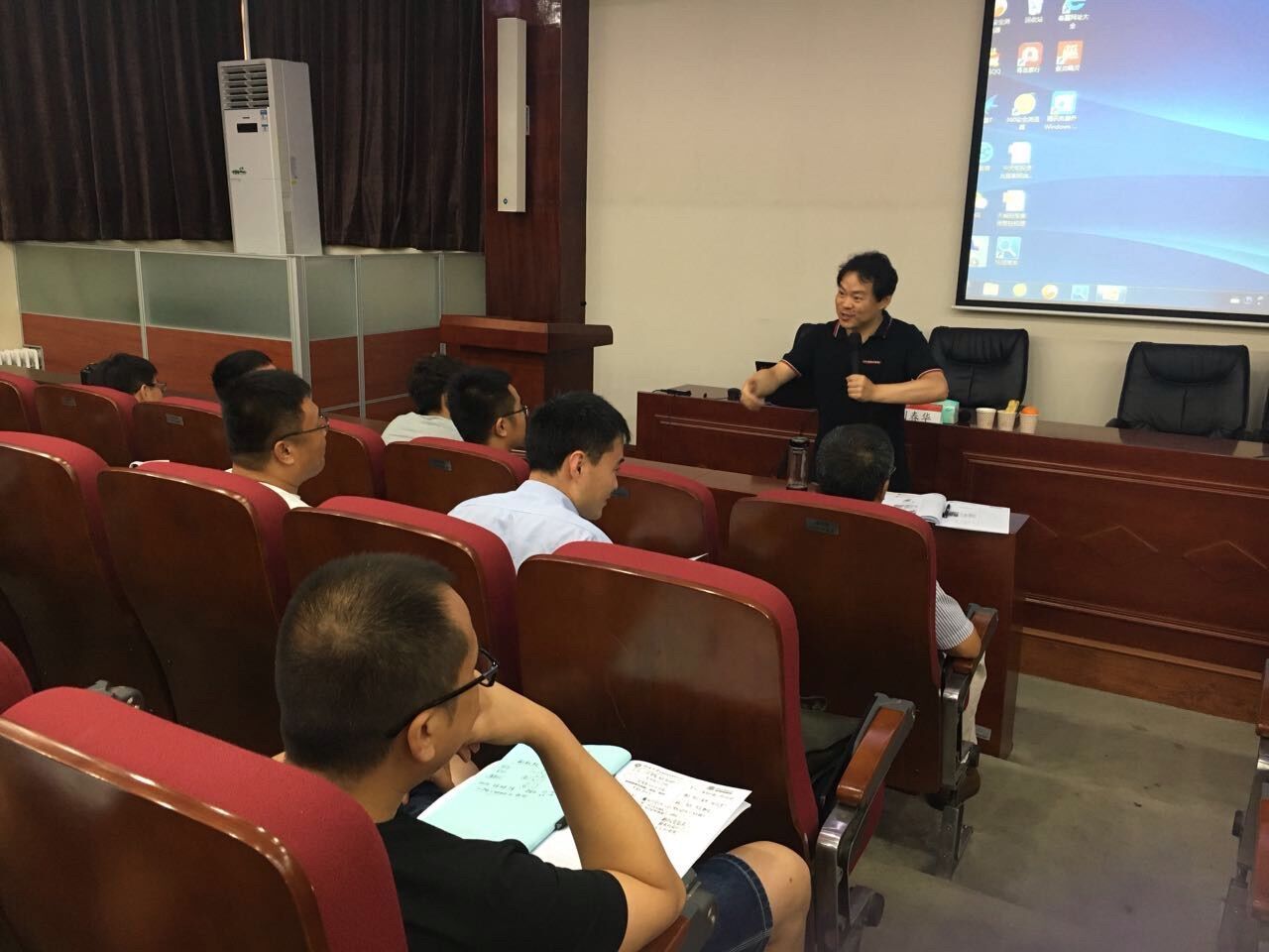 刘春华授课北京大学电商班