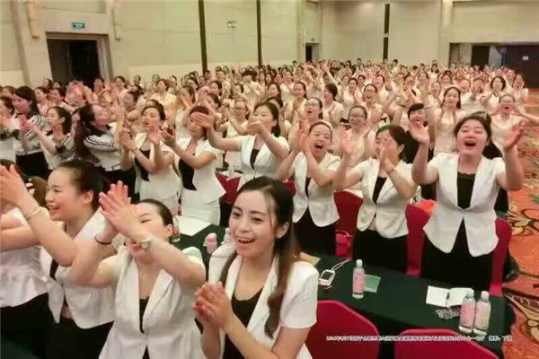 刘春华在卡迪尔：员工成长的法宝