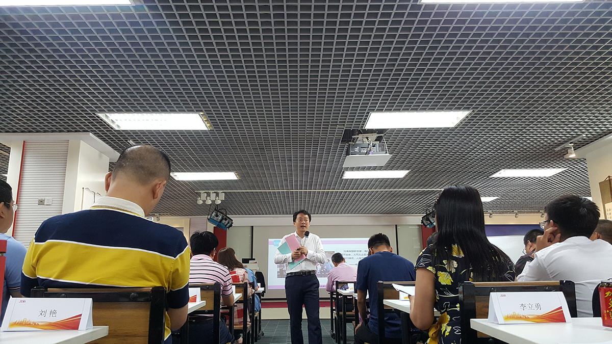 刘春华受邀到加多宝为爱心企业家授课：营销与创新