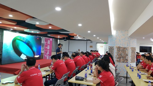 刘春华受邀到天威私塾会授课：新零售升级与大客户营销创新