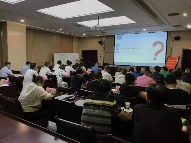 刘春华受邀为射洪县中小企业家授课：管理赢在中高层