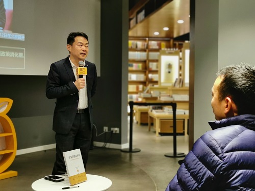 刘春华携《华为营销基本法》作客梨枣书店
