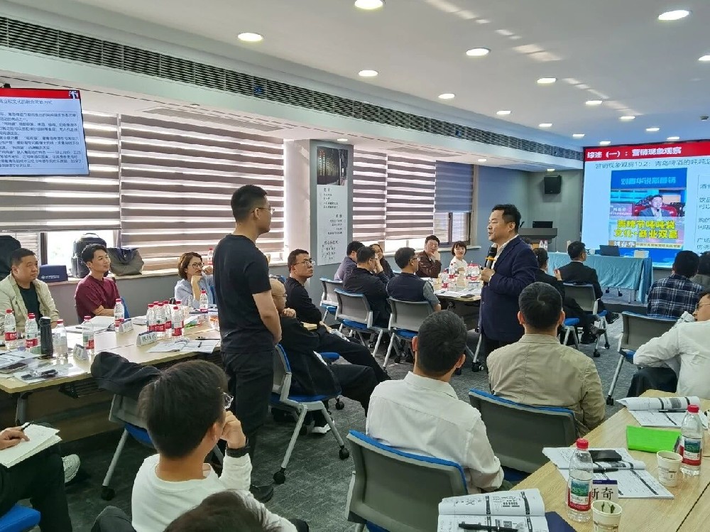 刘春华授课胡庆余堂｜以“术”践“道”，让营销“智”有可为